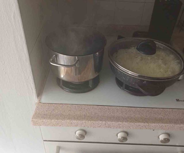 Ayvalık'ta ocakta unutulan yemek küçük çaplı yangına yol açtı