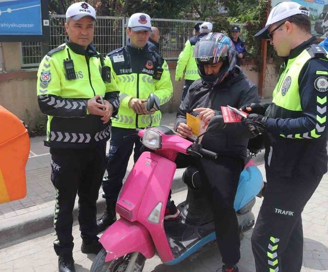 Bafra'da Karayolları Trafik Haftası kapsamında 750 broşürle trafik güvenliği bilgilendirmesi