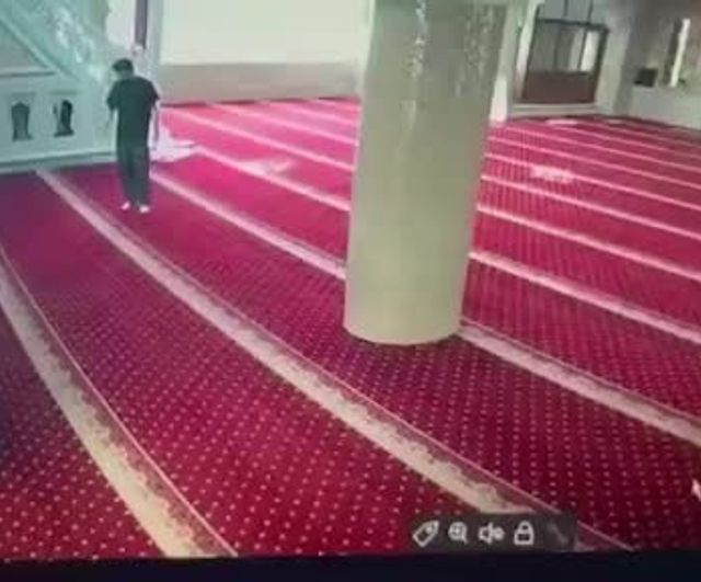Bahçelievler'de cami görevlisine yumruklu saldırı; görüntüler kayda geçti