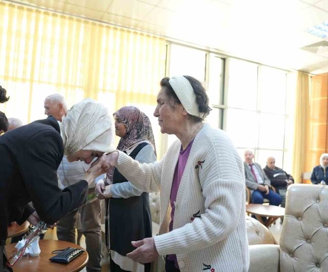 Bakan Göktaş, Kurban Bayramı'nda himayedeki çocuklar, huzurevi sakinleri ve şehit ailesini ziyaret etti
