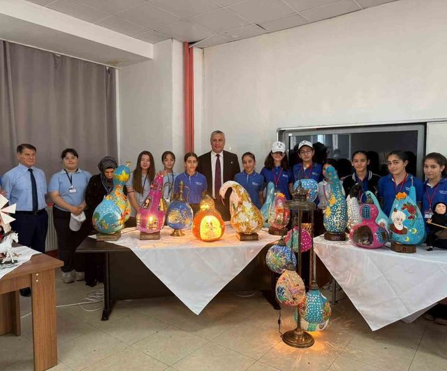 Balıkesir'de Din Kültürü Öğretmeni Pınar Kısmet, Öğrencilerine Su Kabağına Hat Sanatı Öğretiyor