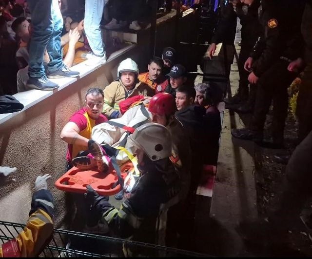Bartın’da şampiyonluk kutlamasında kadın taraftar 2 metrelik duvardan düşerek hastaneye kaldırıldı