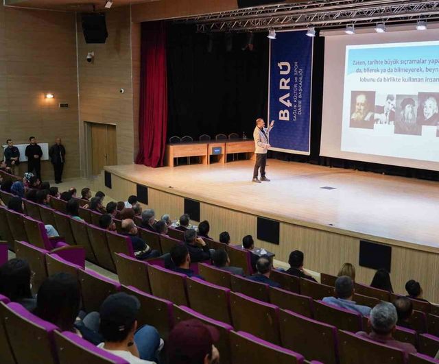 BARÜ'de 'Beynim Seni Yerim' söyleşisi: Bilim ve mizah öğrencilerle buluştu