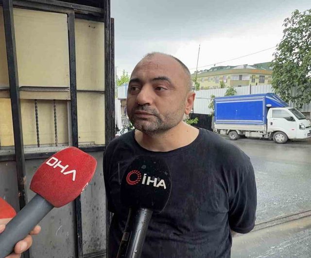 Başakşehir'de tır devrildi: İki otomobilin üzerine düşen kazada 1 kişi yaralandı