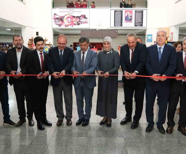 Başkan Bekir Aksun, Şehit Er Süleyman Aydın Ortaokulu'nun Resim, Teknoloji Tasarım ve Robotik Kodlama Sergisini İnceledi