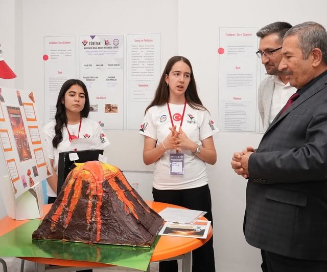 Başkan Bozkurt, TÜBİTAK Bilim Fuarı’nda öğrenci projelerini inceledi