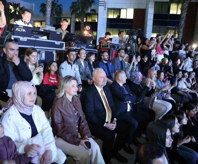 Başkan Pehlivan, Bakırçay Üniversitesi Bahar Şenliği'nde öğrencilerle buluştu