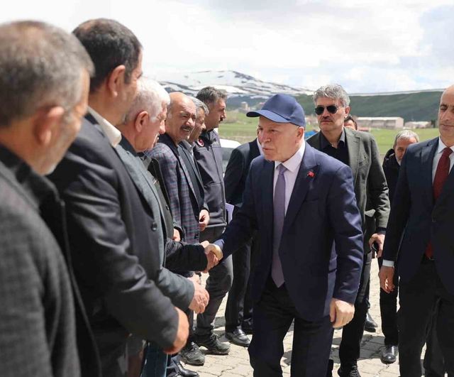 Başkan Sekmen Çat'ta saha incelemesi yaptı, muhtarlarla istişarede bulundu