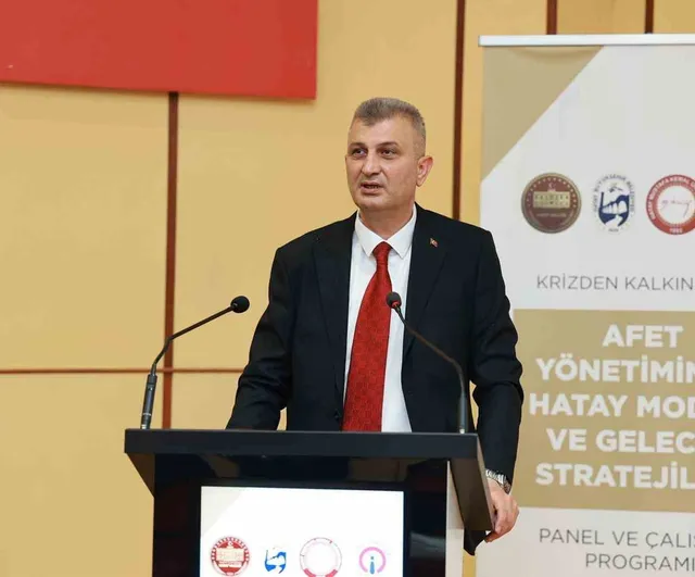 Başkan Sezer, Hatay Çalıştayında Gölcük Belediyesi'nin Afet Yönetimi Deneyimlerini Paylaştı