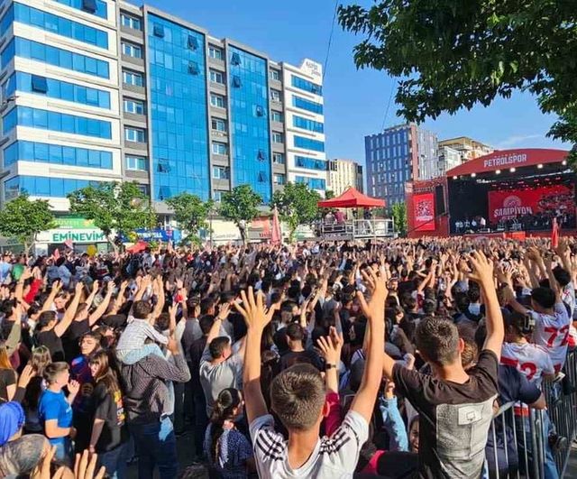 Batman Petrolspor Şampiyonluk Kutlamalarında Murat Boz ve Yerel Sanatçılar Sahne Aldı