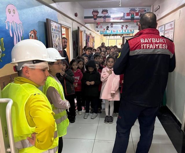 Bayburt İtfaiyesi Öğrencilere Teorik ve Uygulamalı Yangın Eğitimi Verdi