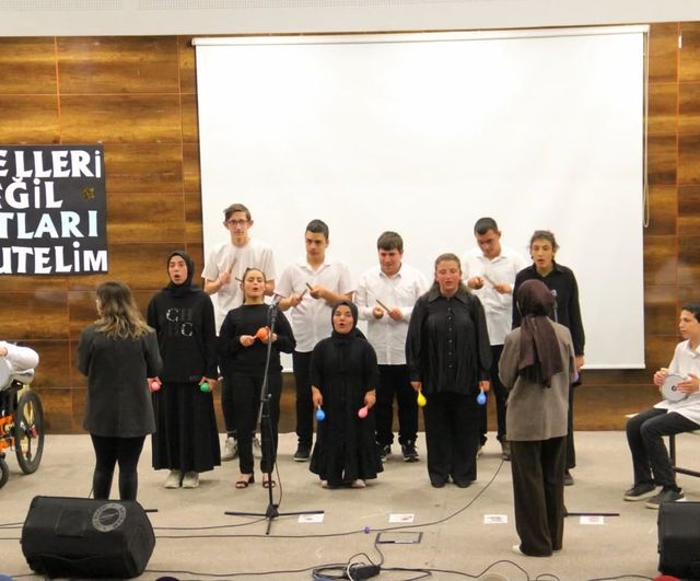Bayburt'ta Engelliler Haftası: Özel Öğrenciler Tiyatro ve Sergiyle Sahne Aldı