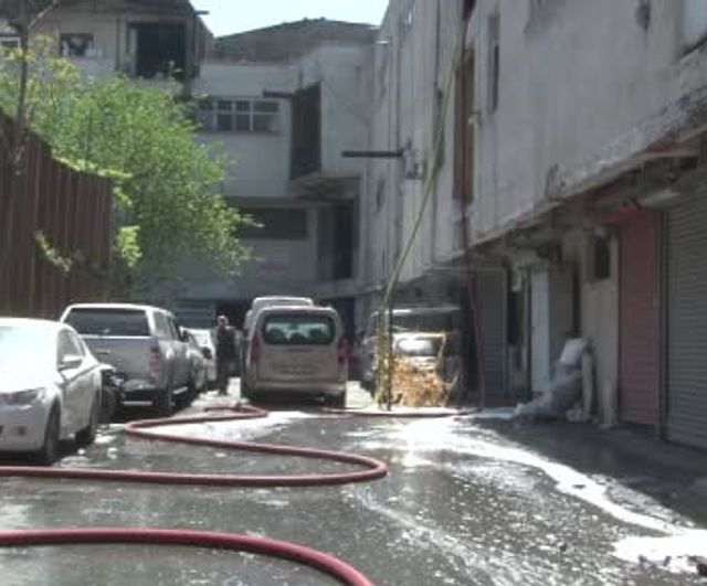Bayrampaşa'da plastik üretim yapılan 2 katlı iş yerinde yangın: bina kullanılamaz hale geldi