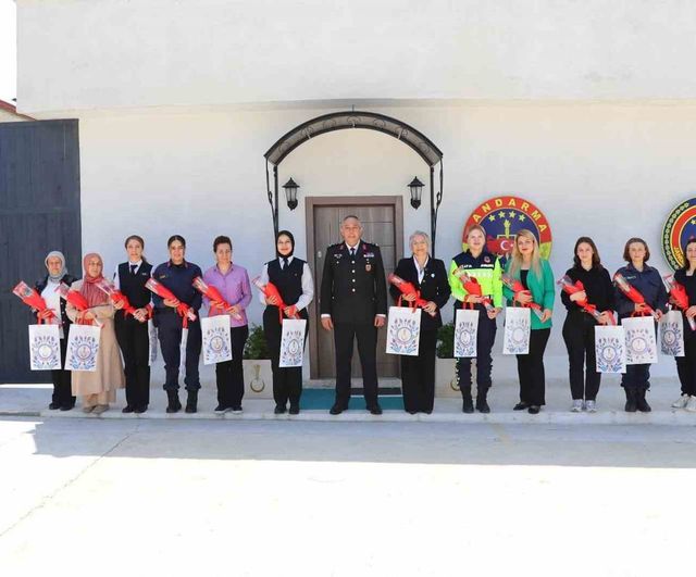 Bilecik İl Jandarma Komutanı Ali Vanlı, kadın personele Anneler Günü programı düzenledi
