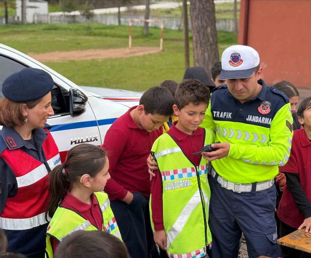 Bilecik Pazaryeri'nde jandarmadan öğrencilere trafik eğitimi