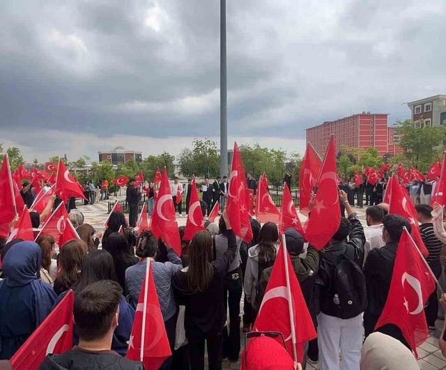 Bilecik'te 350 Kişilik Yürüyüş: ODTÜ'deki Bayrak Saldırısına Tepki