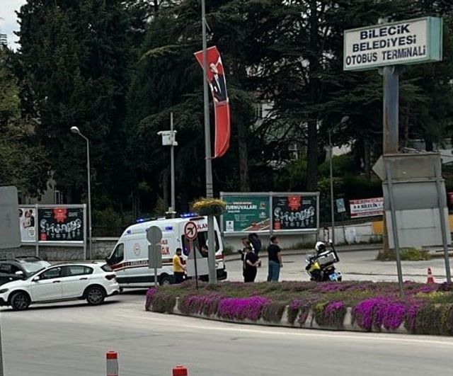 Bilecik'te yola fırlayan yayadan kaçınan motosiklet sürücüsü kaza yaptı; hastaneye kaldırıldı