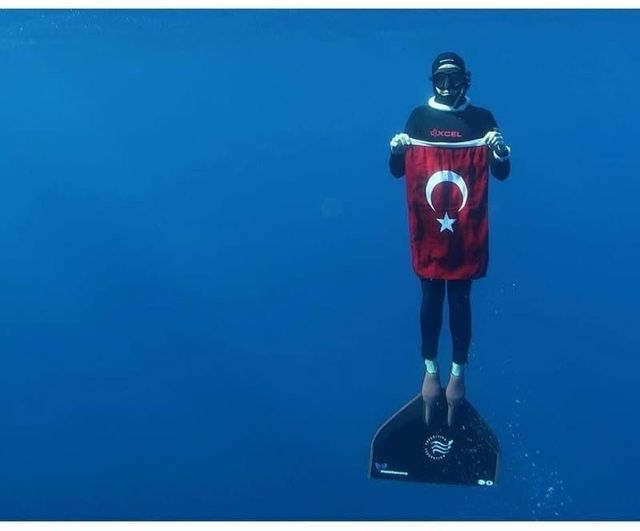 Birgül Erken, Finlandiya'da 141 m ile CMAS buzaltı serbest dalış dünya rekoru kırdı