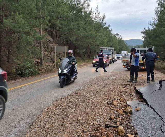 Bodrum'da Torba-Gölköy yolunda ana isale hattı patladı: Yol suyla doldu, ulaşım etkilendi