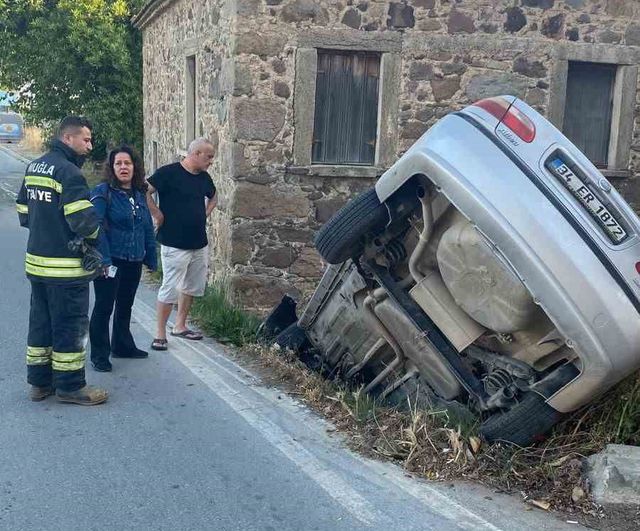 Bodrum Yalıkavak'ta otomobil taş binaya çarptı