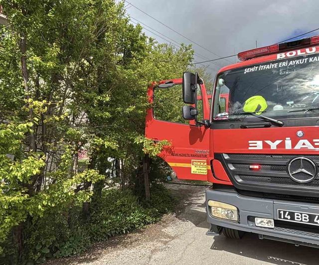 Bolu'da 2 katlı evin banyosunda çıkan yangın itfaiye ekipleri tarafından söndürüldü