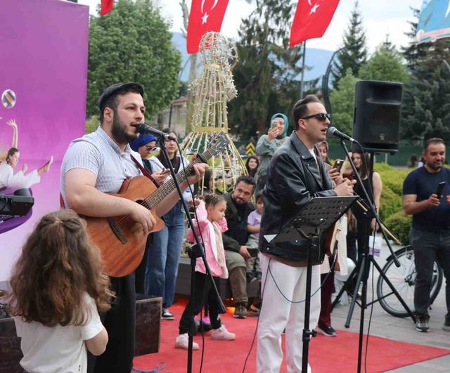 Bolu’da Gençlik Konseri’ne Yoğun İlgi: Kent Merkezinde Bayram Coşkusu