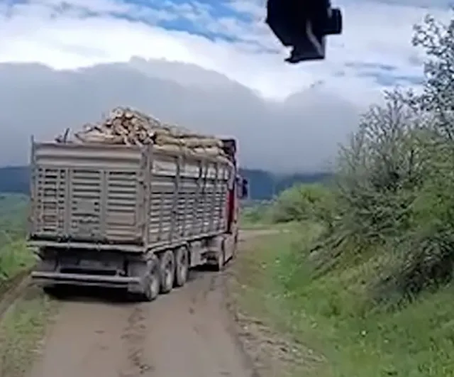 Bolu'da Kurban Bayramı'nda köy yollarına saplanan tır ve kamyonlar iş makineleriyle kurtarıldı
