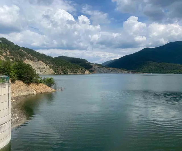 Bolu Mengen’de Köprübaşı Barajı yüzde 100 doluluğa ulaşınca kontrollü su tahliyesi başlatıldı