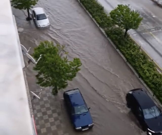 Bozüyük'te Sağanak Etkili: Cadde ve Sokaklarda Su Birikintileri Trafiği Aksattı