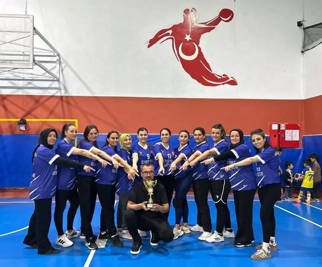 Bozyazı'da Evimin Sultanları Anneler Günü Voleybol Turnuvası'nda Kötekler İlkokulu şampiyon