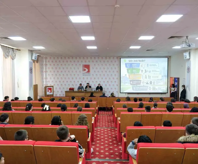 BŞEÜ'de Döngüsanat Atölyesiyle geri dönüşüm malzemeleri sanata dönüştü