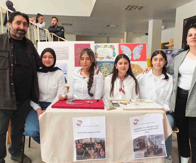 Burhaniye'de 'Vakti Kuşanmak' yıl sonu sergisi: Hacı Mehmet Fevzi Köylü Anadolu İHL öğrencilerinin eserleri yoğun ilgi gördü