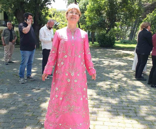 Burhaniyeli Eğitmen Nurşen Ertunç, Tel Kırma ile Balıkesir Eski Zaman Gelinliğini Tanıttı