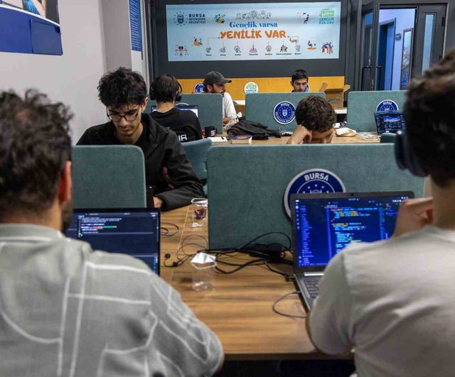 Bursa'da 3 Gün Süren Hackathon: Genç Yazılımcılar Yapay Zeka ve Dijital Projeler Geliştirdi