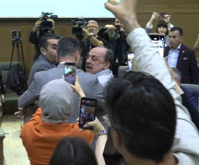 BUSKİ Genel Kurulu'nda su indirimi tartışması: Vatandaş ile CHP'li üyeler arasında gerginlik