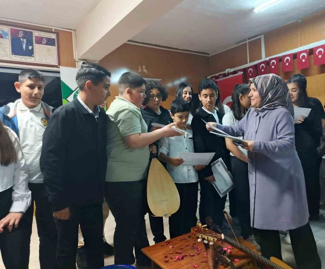 Cacabey Ortaokulu'nun 'Cacabey Çalıp Söylüyor' Yarışması: Kırşehir'de Yeni Neşet Ertaş'lar Yetişiyor