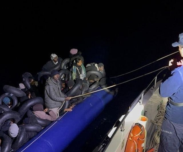 Çeşme açıklarında lastik bot durduruldu: 35 düzensiz göçmen yakalandı