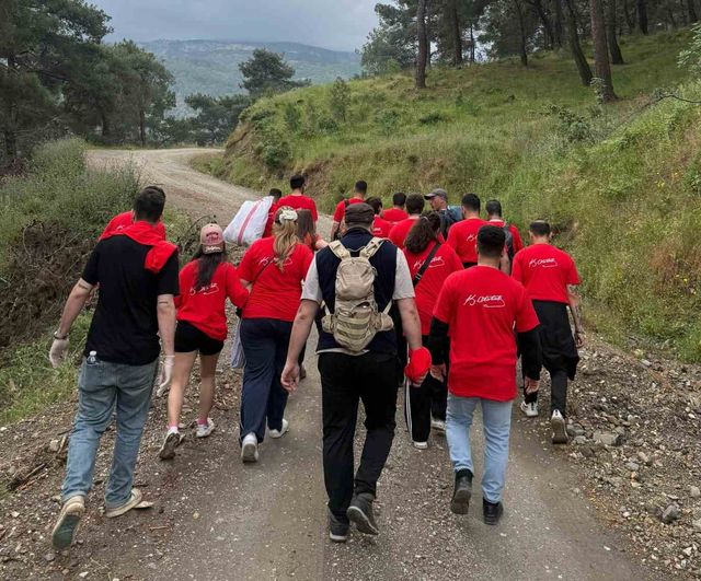 CHP Manisa Gençlik Kolları'nın 19 Mayıs etkinliği: Yaklaşık 40 çuval atık toplandı