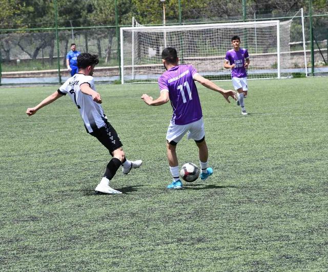 Cırgalanspor, Sümerspor'u 6-1 Yenerek Liderliğini Pekiştirdi
