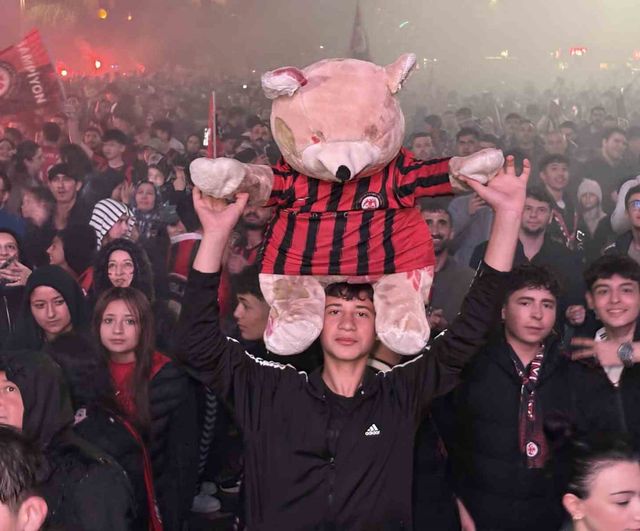 Çorum FK Süper Lig'e Yükseldi: Şehirde Binlerce Kişilik Kutlama