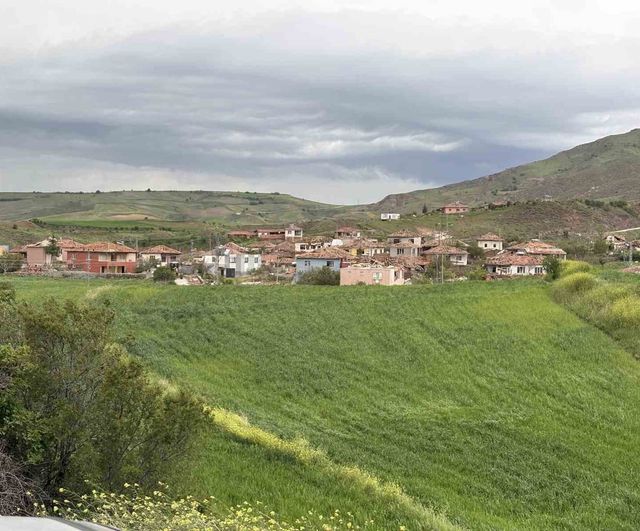Çorum Sungurlu Oyaca köyünde hortum: Evlerin çoğu zarar gördü, 2 yaralı