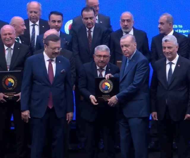 Cumhurbaşkanı Erdoğan’dan DTO Başkanı Uğur Erdoğan’a Hizmet Şeref Plaketi