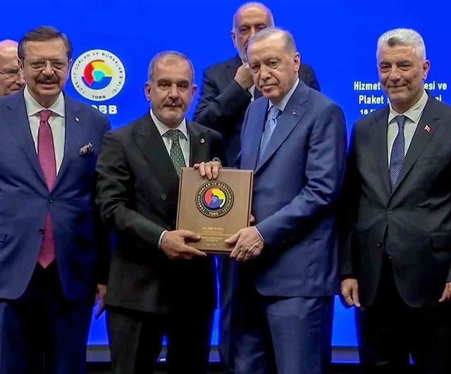Cumhurbaşkanı Erdoğan, Elazığ TSO Başkanı İdris Alan’a Hizmet Şeref Belgesini Takdim Etti