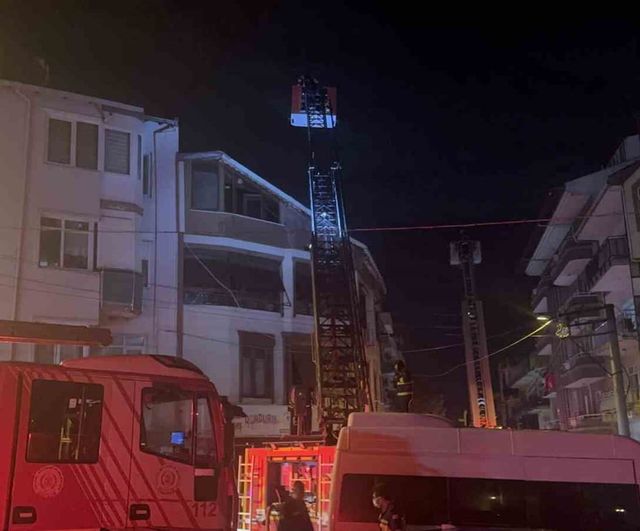 Darıca'da çatı katında çıkan yangın söndürüldü: Yaralanma yok, maddi hasar oluştu