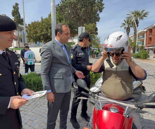 Datça'da Trafik Haftası kapsamında motosiklet sürücülerine ücretsiz kask ve yelek dağıtıldı