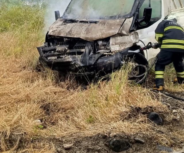 Defne'de seyir halindeki pikabın motoru alev aldı; araç kullanılamaz hale geldi