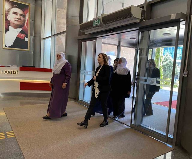 Dem Parti Sözcüsü Ayşegül Doğan'dan CHP'ye Anneler Günü Ziyareti