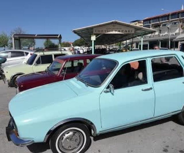 Demirci 2. El Oto Pazarı'nda nostaljik otomobiller ilgi odağı oldu