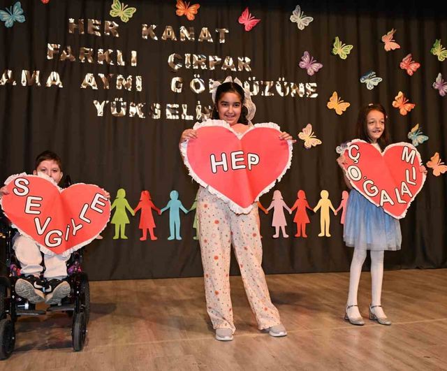 Demirci'de Engelliler Haftası'nda farkındalık programı: Özel öğrencilerin performansı ilgi gördü