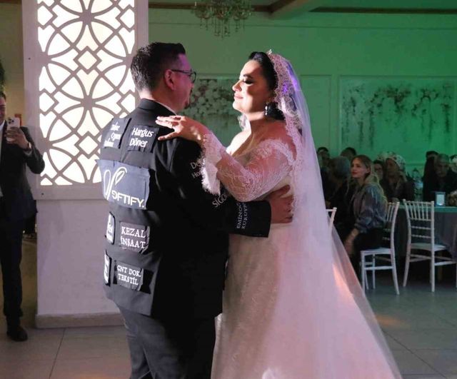 Denizli'de damat, damatlığını reklam panosuna çevirerek düğün masraflarının dörtte birini karşıladı
